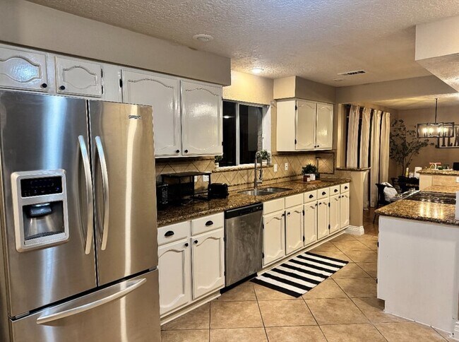 Foto del edificio - 2406 Strait Ln