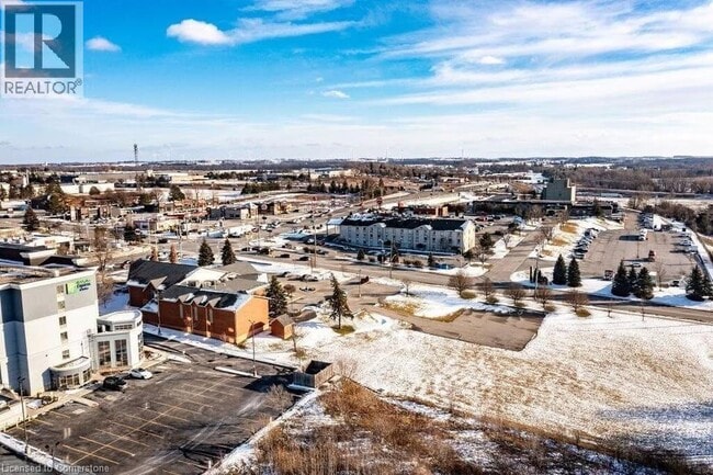 Building Photo - 490 Lampman Pl