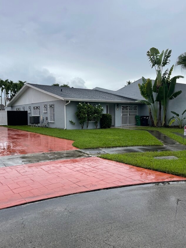 Foto principal - 2435 SW 109th Ct