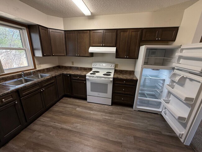 Foto del edificio - Newly Updated !!! 2 bedroom, 1.5 bath Town home w/ attached garage