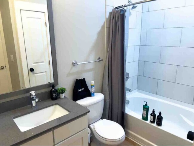 Foto del edificio - 6421 Providence Farm Ln