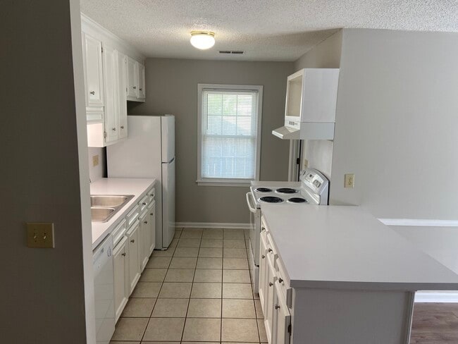 Building Photo - 900 Beresford Ct