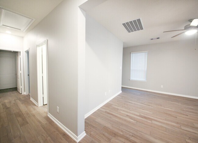 Foto del edificio - 9406 Castillo Ct