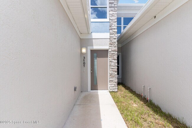 Building Photo - 1605 Par St NE