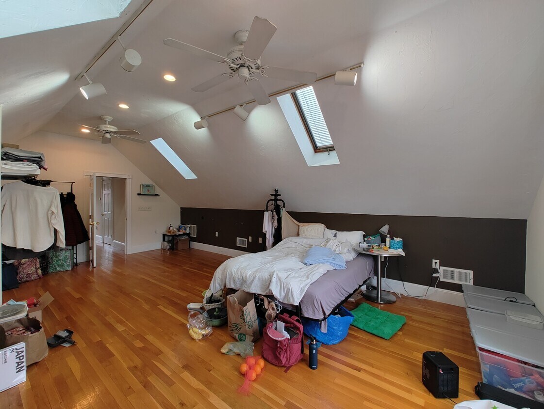 Primary Photo - 211 Boston Ave