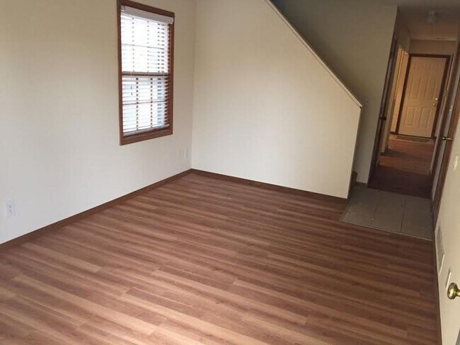 Foto del edificio - 3 x1.5 home off Lawrence Ave!