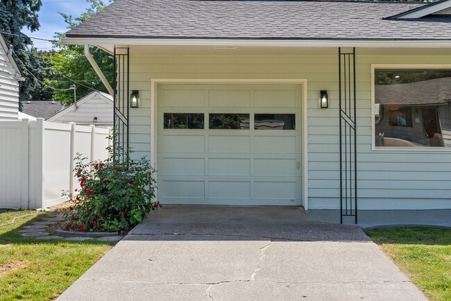 Foto del edificio - Beautifully Remodeled 4-Bedroom Rancher in...