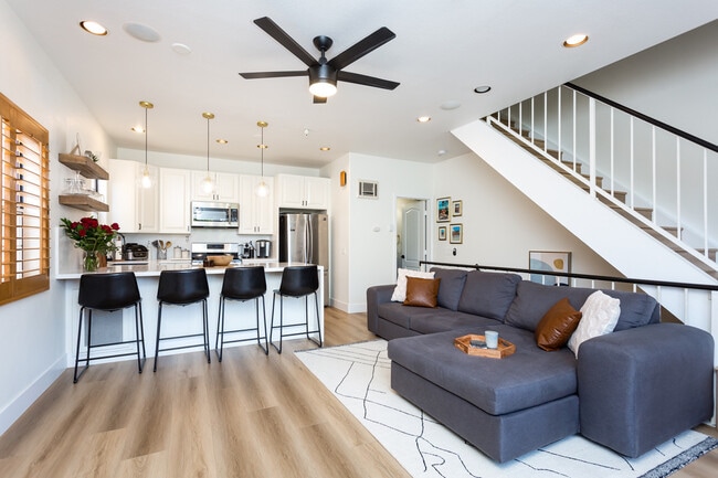 Building Photo - 919 W Lewis St