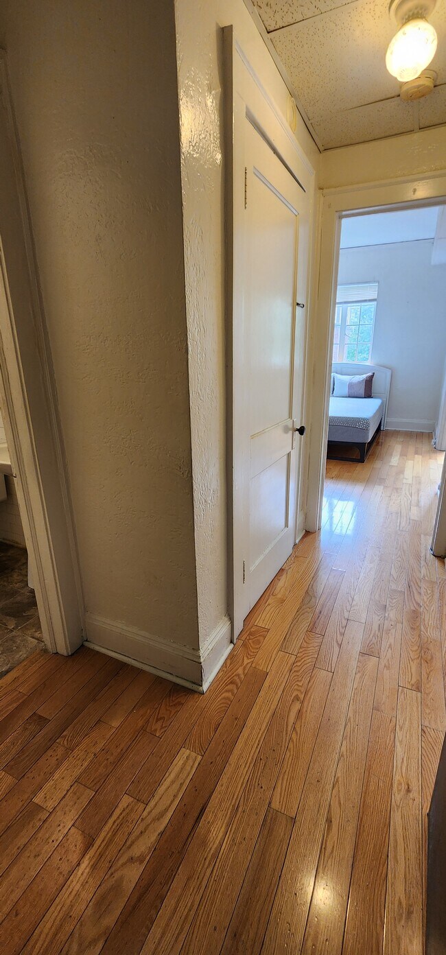 Building Photo - Baringer Manor