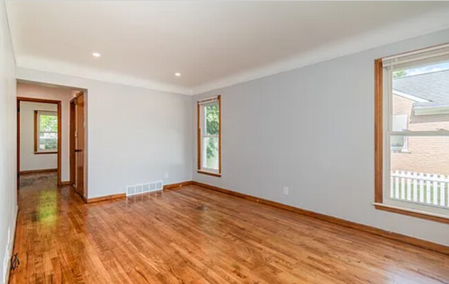 Foto del edificio - Beautifully updated 3-bedroom, 3-bath Bung...