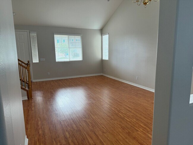 Foto del edificio - Updated home near Sycamore Canyon available for lease