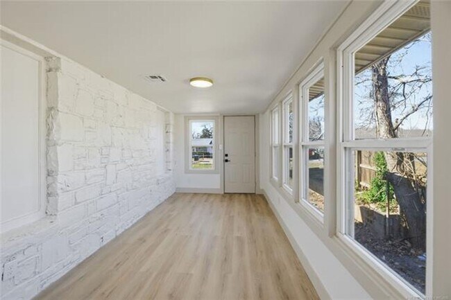 Foto del edificio - Gorgeous 2 bedroom 1 bath Duplex on street level