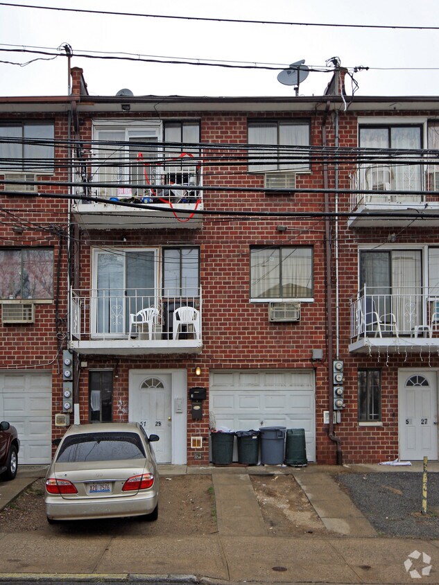 Foto del edificio - 57-25 Waldron St