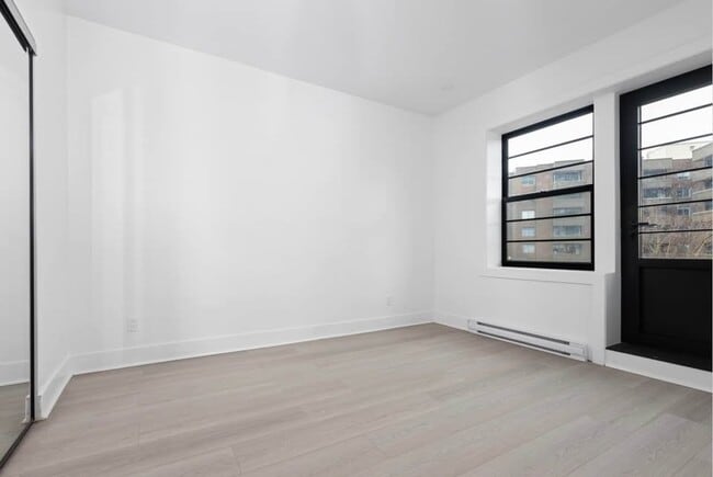 Building Photo - 4900 Ch De La Côte-Des-Neiges