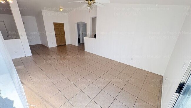 Foto del edificio - 4 bedroom 2 bathroom home located near S. H St/ Berkshire Rd
