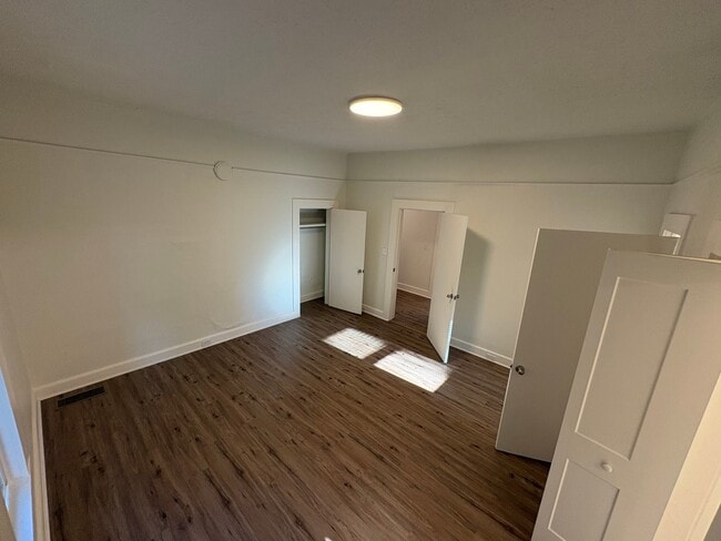 Building Photo - 409 Lilly Ave