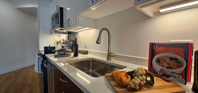 Building Photo - Luxury 2-Bed with Massive Closets and Buil...