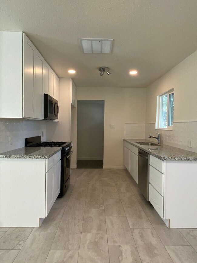 Building Photo - 4 Bedroom 2.5 Bath Home