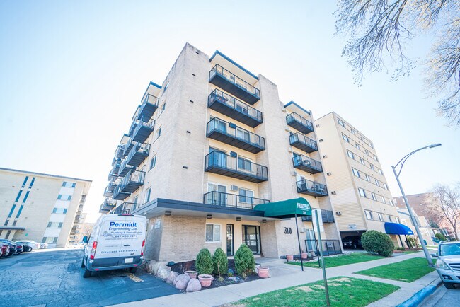 Foto del edificio - 310 Lathrop Ave