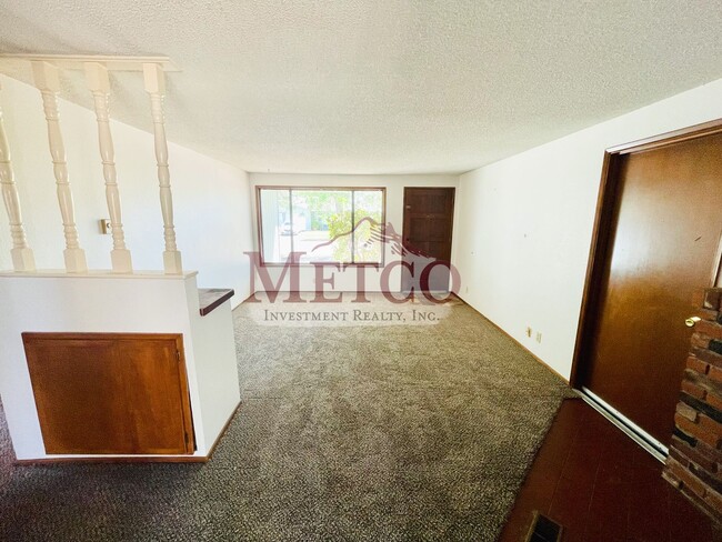 Building Photo - Nice 2 Bedroom Duplex in Springfield!