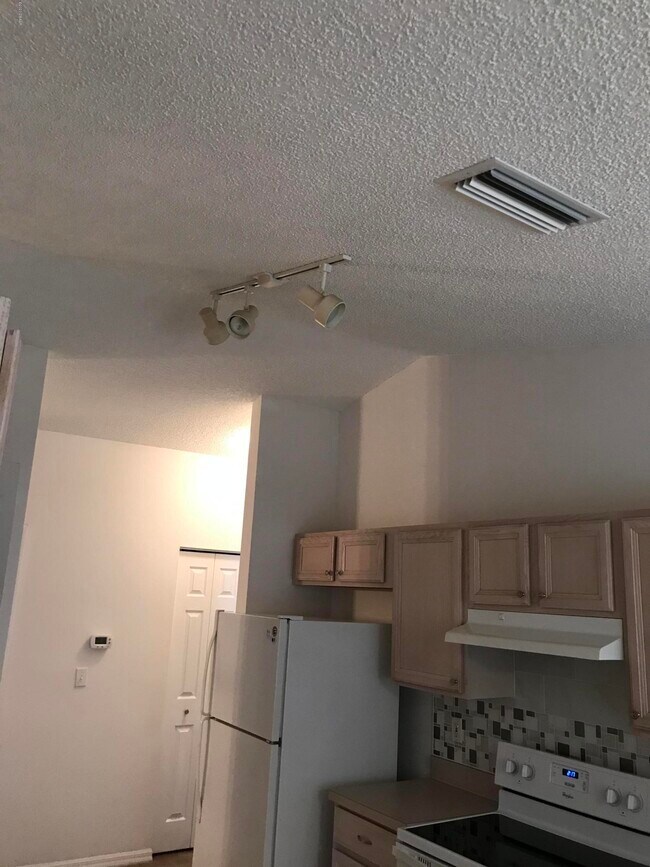 Foto del edificio - 3027 Pine Tree Dr