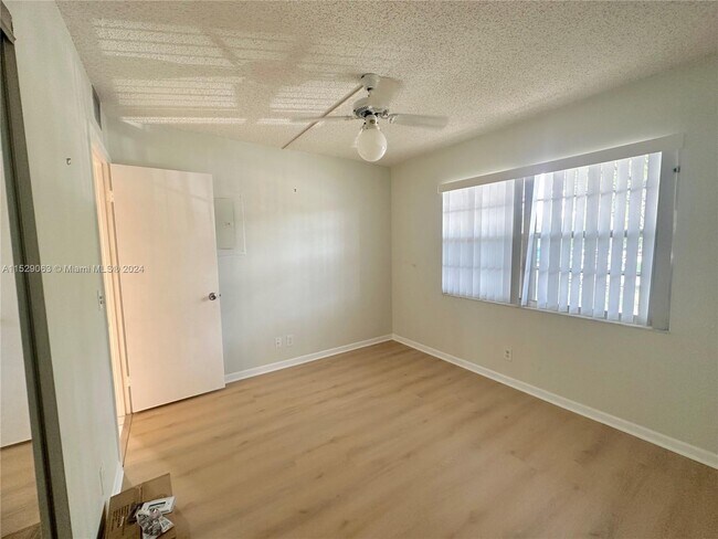 Foto del edificio - 1151 SW 128th Terrace