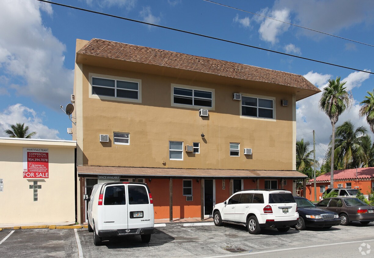 Primary Photo - Hollywood Park Complex Apartments