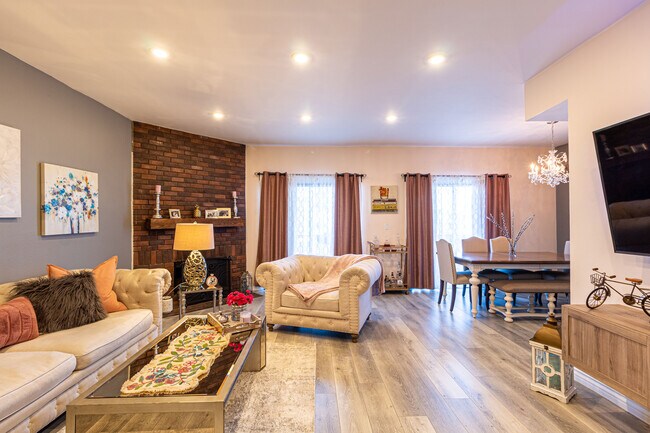 living room - 7515 Winnetka Ave