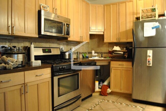 Nicely renovated 4 bed unit near BU and the Green Line. - Nicely renovated 4 bed unit near BU and the Green Line. House