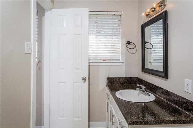 Foto del edificio - 3004 Pecan Springs Rd