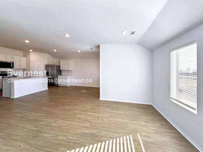 Building Photo - 104 E Sunbelt Ct