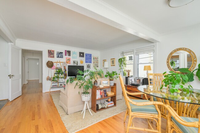 Foto del edificio - 306 Horace Mann Ave