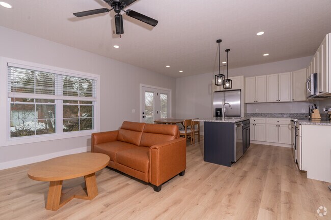 3 habitaciones, 2,5 baños - 137 m² - Sala de estar - Ridge Pointe Duplexes