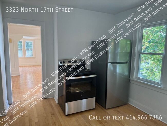 Building Photo - Stunning Newly Renovated 2-Bedroom Upper D...