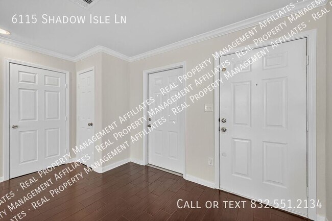 Foto del edificio - 6115 Shadow Isle Ln
