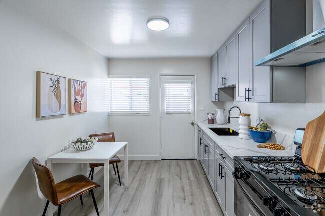 2 habitaciones, 1 baño - 669 pies cuadrados - Cocina - 870-899 S Philadelphia St.