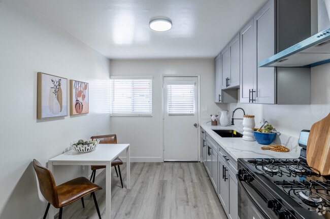 2BR, 1BA - 669SF - Kitchen - 870-899 S Philadelphia St.