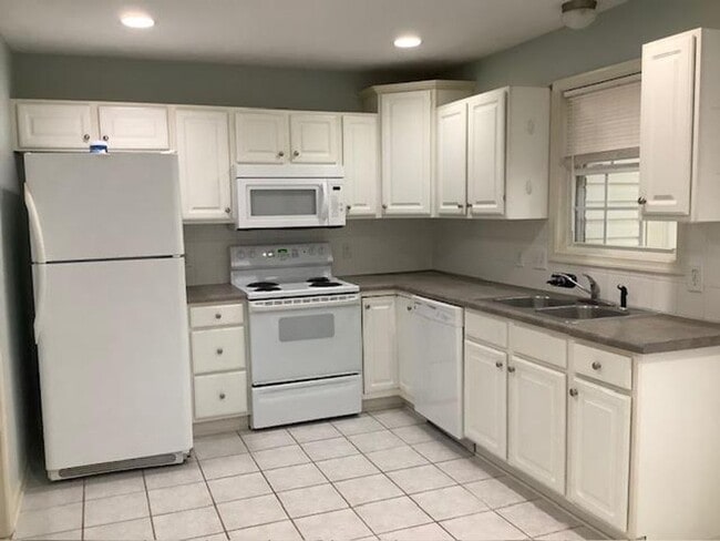 Building Photo - 2 BR 2.5 BTH Townhouse off Wards Ferry Rd