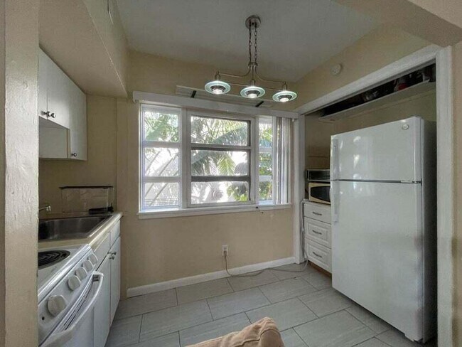 Building Photo - 233 Royal Poinciana Way