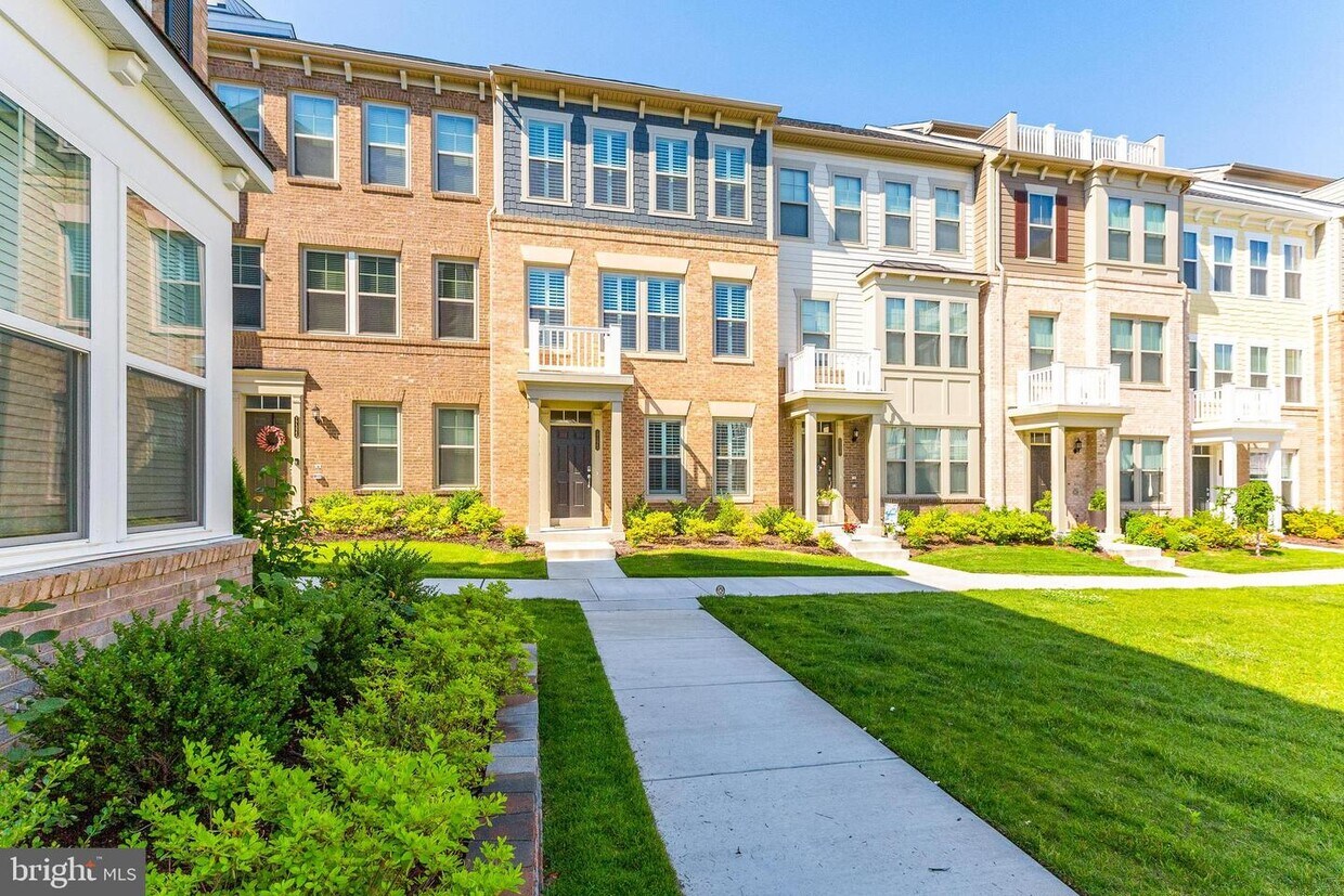 17325 Pine St, Dumfries, VA 22026 Townhome Rentals in Dumfries VA