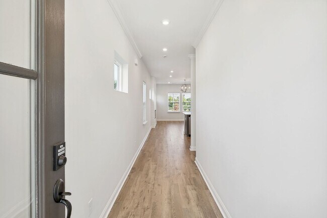 Foto del edificio - Brand new townhouse / 3 bed - 2.5 bath - 2...
