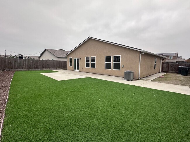 Foto del edificio - NW Visalia Home Coming Soon!