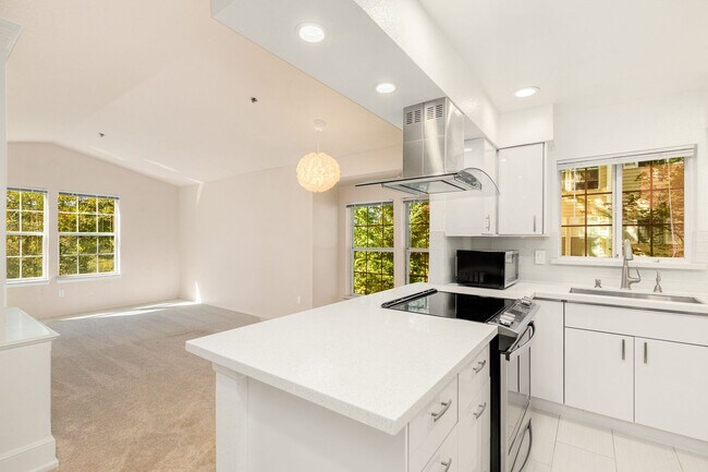 Building Photo - REDUCED AND 2 WEEKS FREE!!! Bellevue Top F...