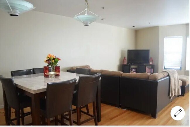 Entertainers Living Room - 625 San Mateo Ave