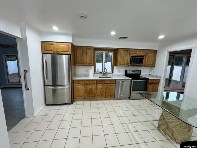 Foto del edificio - 331 W 7th St