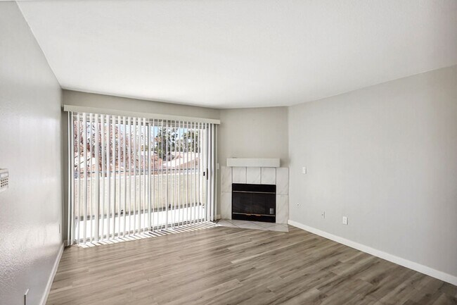 Foto del edificio - Centrally Located 3 Bed Condo In Gated Com...