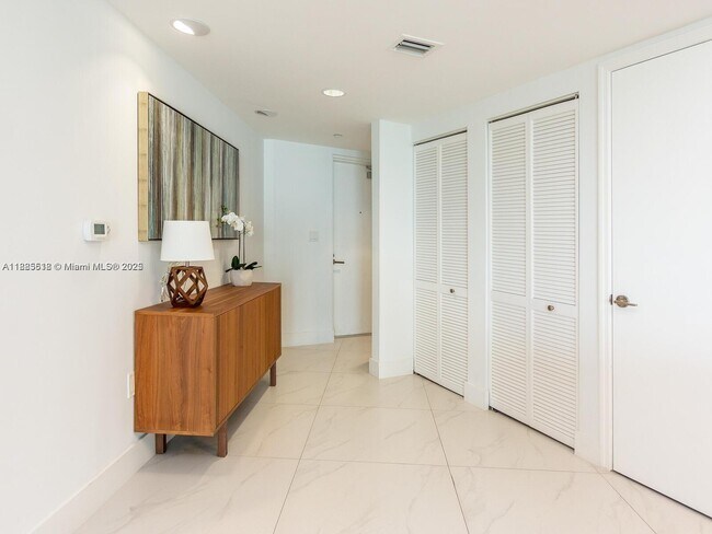 Foto del edificio - 9821 E Bay Harbor Dr