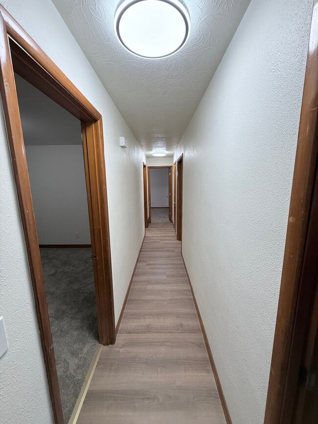 Building Photo - 5 bedroom, 2 bath house located in Stayton...