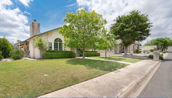 Building Photo - 721 Riverhill Blvd