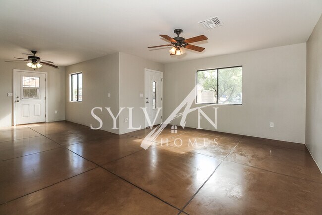 Building Photo - This charming ranch is ready for your pers...
